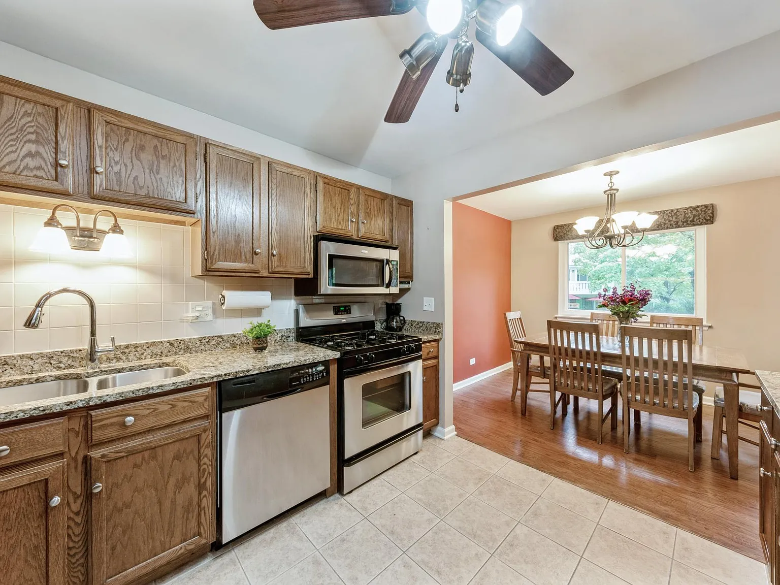2 bed, 1123 sqft, $2,300 — Photo 4