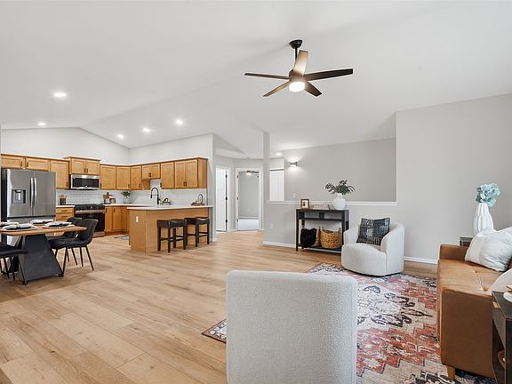 5th image of 808 Crescent View Dr NE