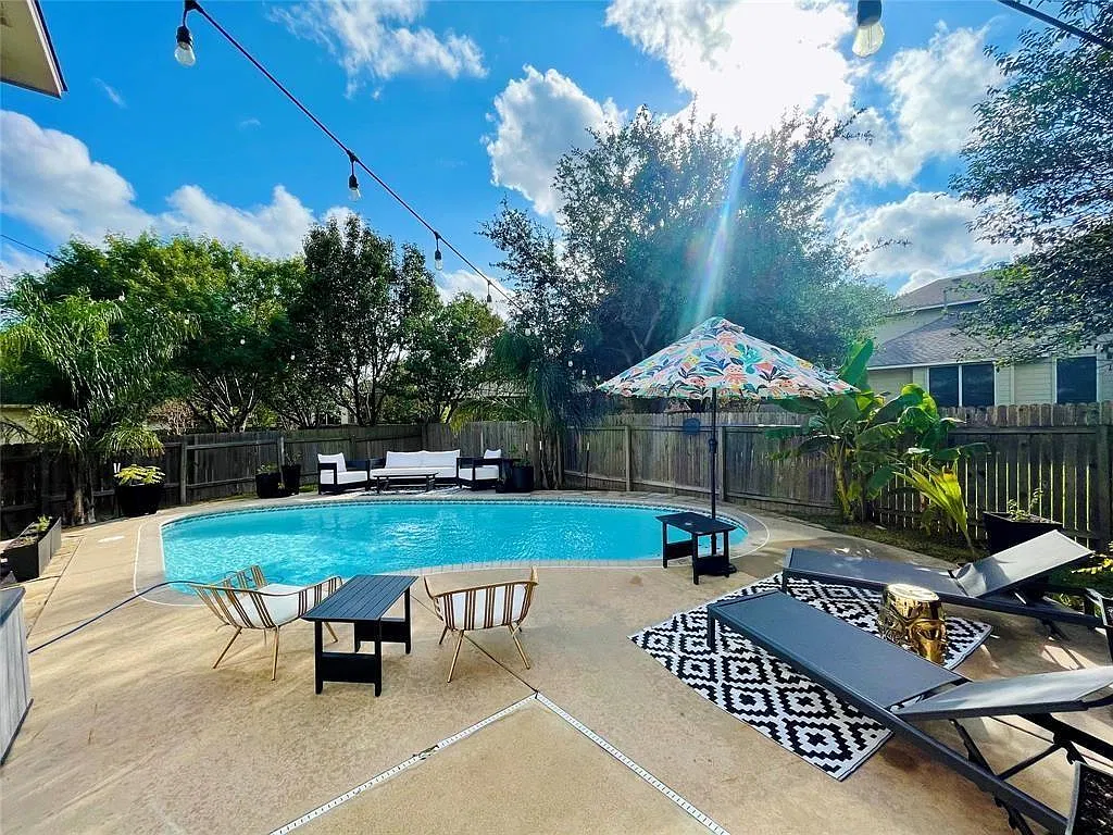 4 bed, 3.0 bath, 2829 sqft, $4,000 — Photo 1