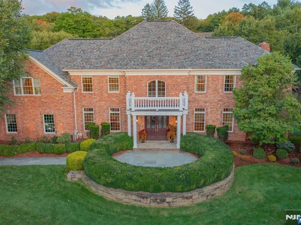 19 Mettowee Farms Court, Upper Saddle River, NJ 07458
