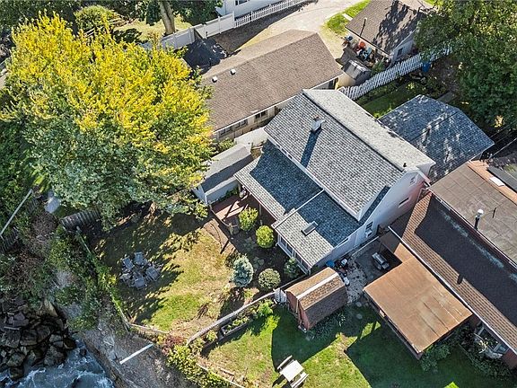5th image of 3708 Edgewater Dr