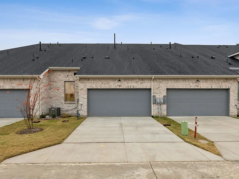 7043 Granbury Ln — Photo 23