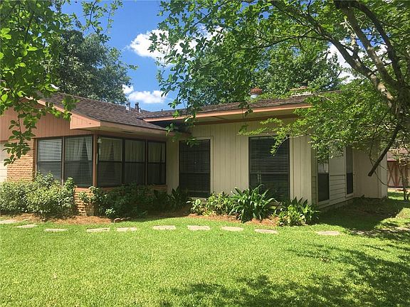 3rd image of 302 Marilyn Dr