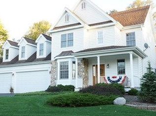 691 Blackthorn Dr, Crystal Lake, IL 60014