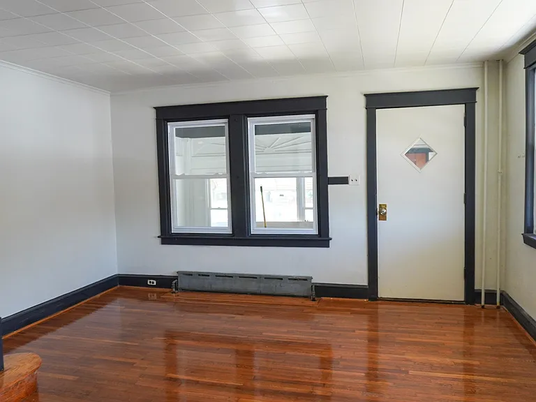 427 Custer Ave — Photo 2