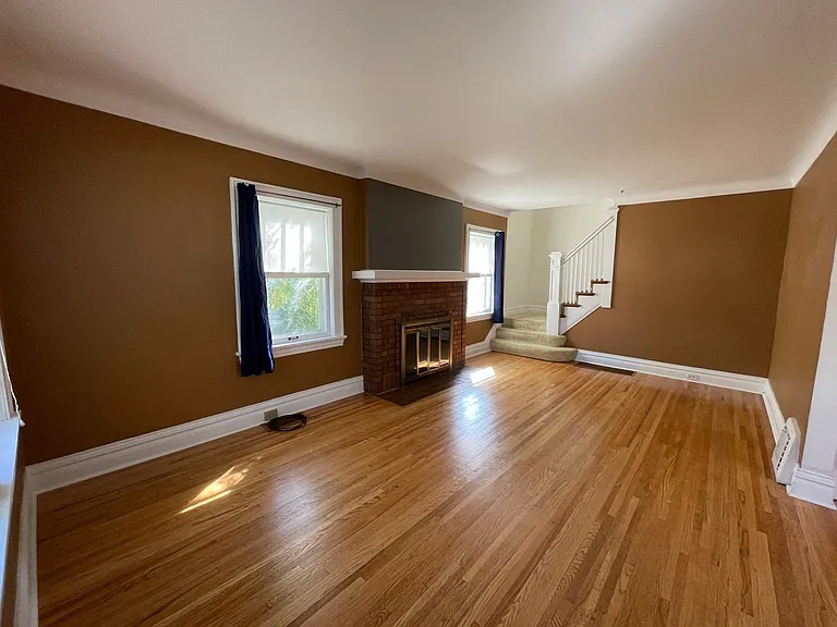 226 W Kent Rd — Photo 2