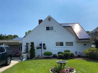 38 Petal Ln, Hicksville, NY