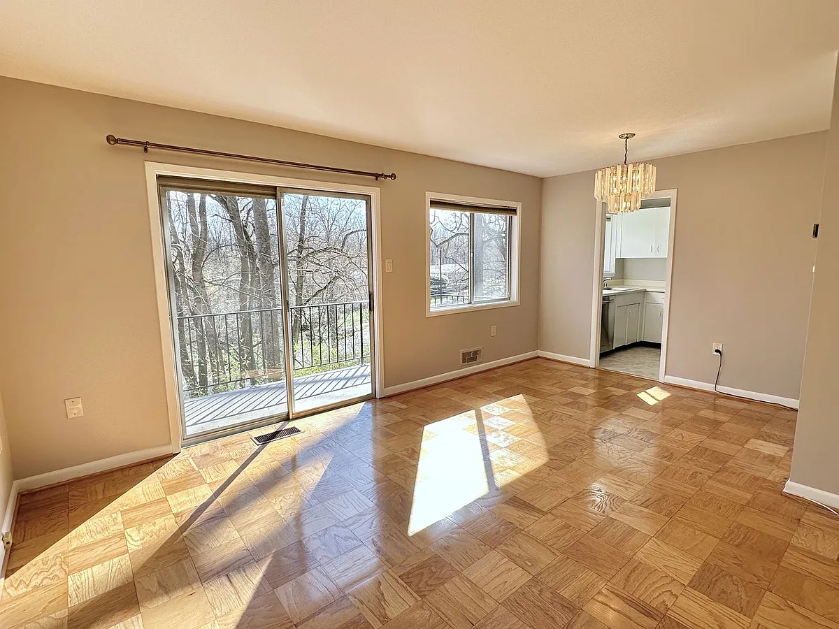 Building Photo - 10670 Weymouth St #202