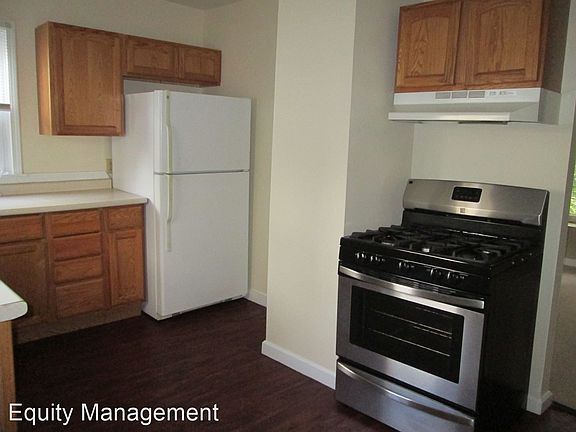 4th image of 132 E Liberty St