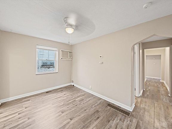 4th image of 578 Rosemont Ave