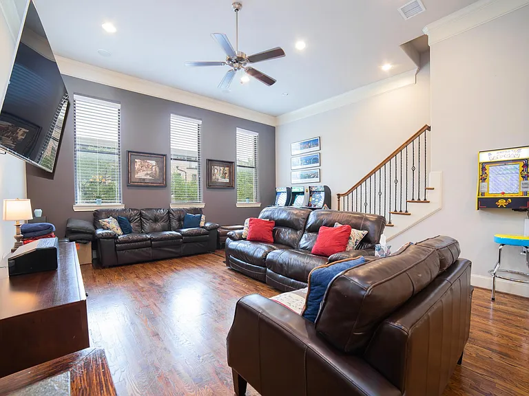 2127 Canton St — Photo 8
