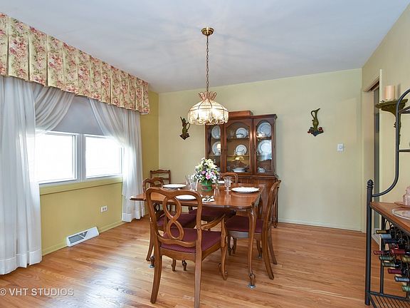 4th image of 10833 Laramie Ave