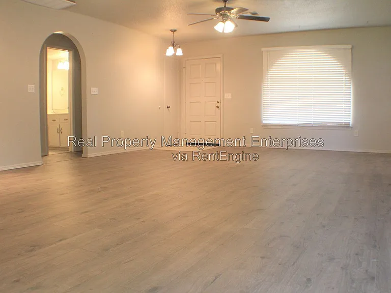 10904 N Florida Ave — Photo 5