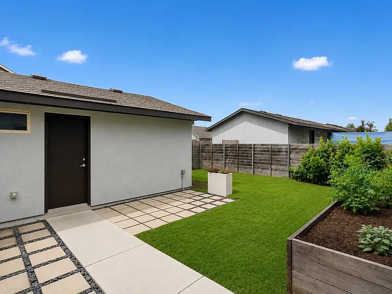 5813 Charles Merle Dr #B — Photo 28