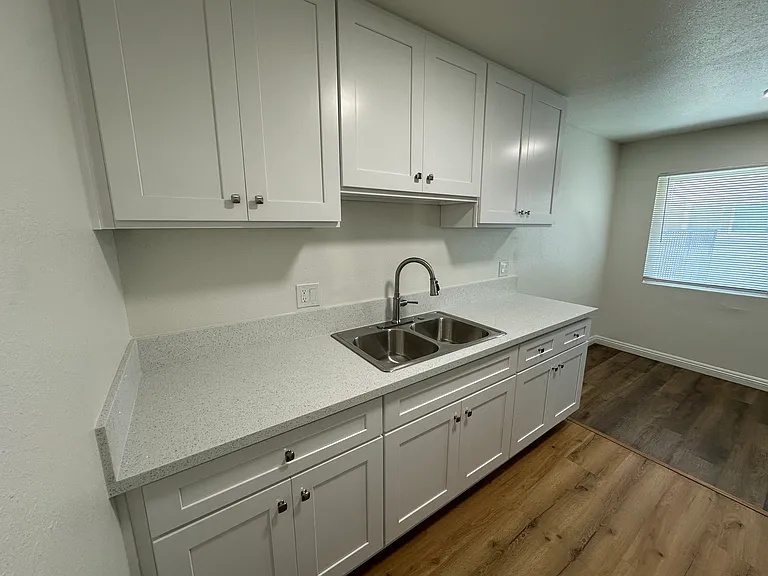 1015 W East St #F — Photo 10