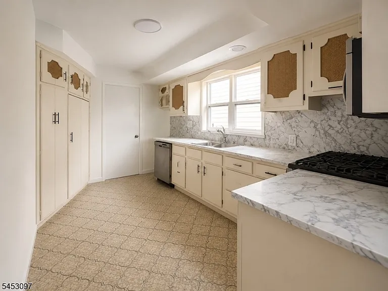 271 Travers Pl — Photo 7