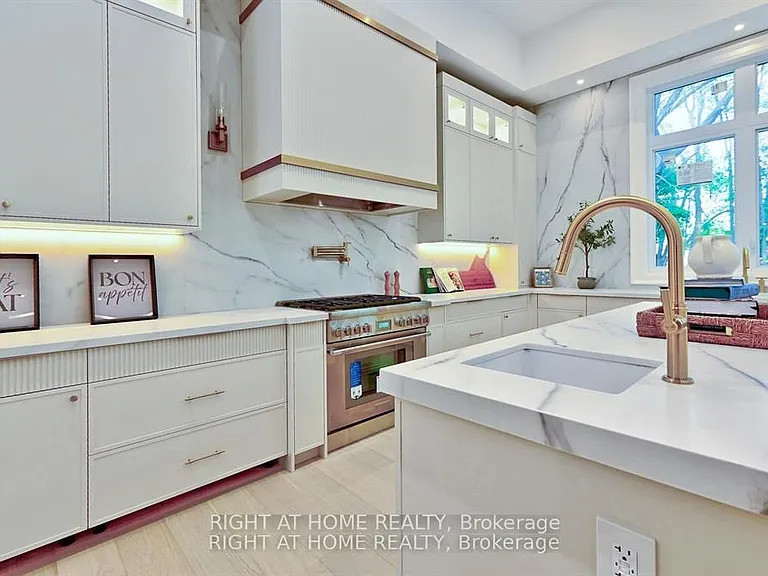 27 Hurlingham Cres — Photo 11
