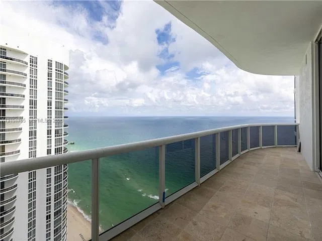 3 bed, 3.5 bath, $10,000 — Photo 2