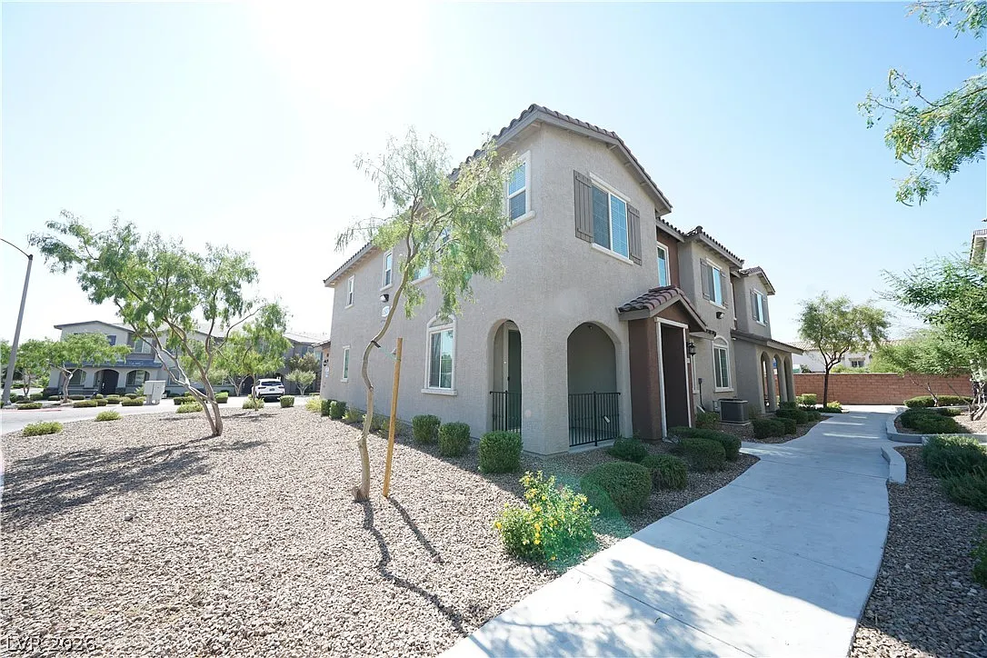 3 bed, 2.5 bath, 1545 sqft, $1,940 — Photo 1