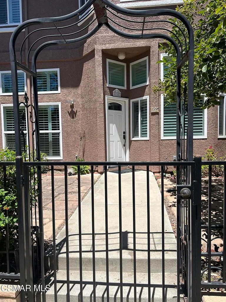 3 bed, 2.5 bath, 1954 sqft, $3,950 — Photo 3