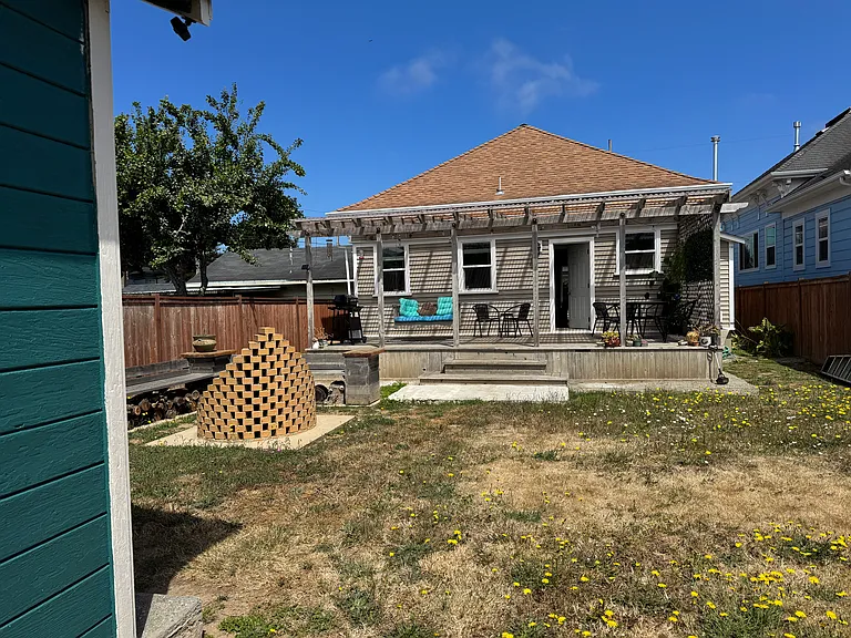 1110 East Ave — Photo 31