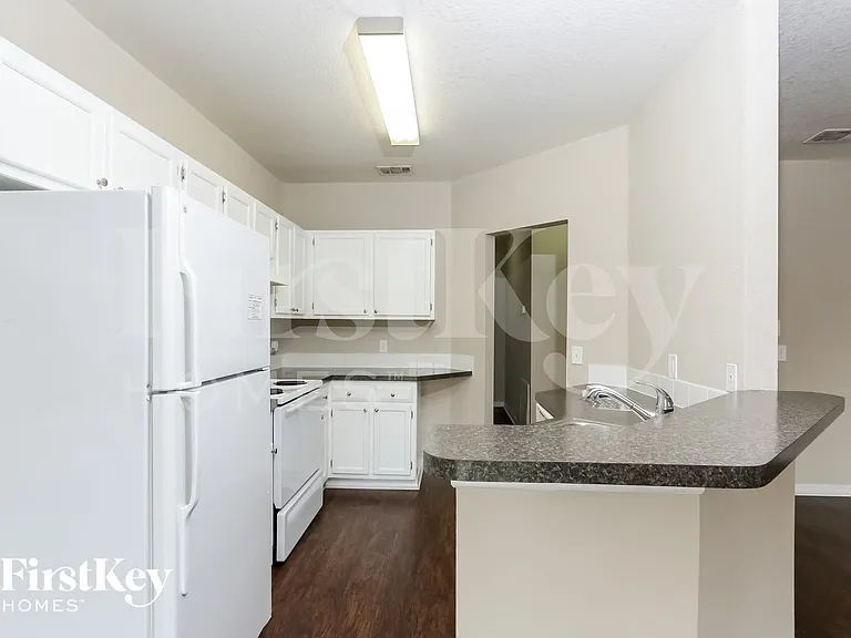 2598 N Biscayne Dr — Photo 6