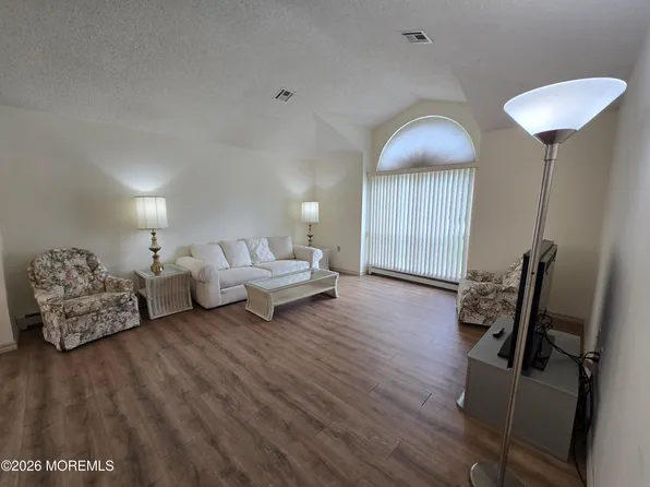 4 Cordoba Ct, Toms River, NJ 08757