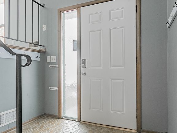 5th image of 840 Elm Creek Cir N