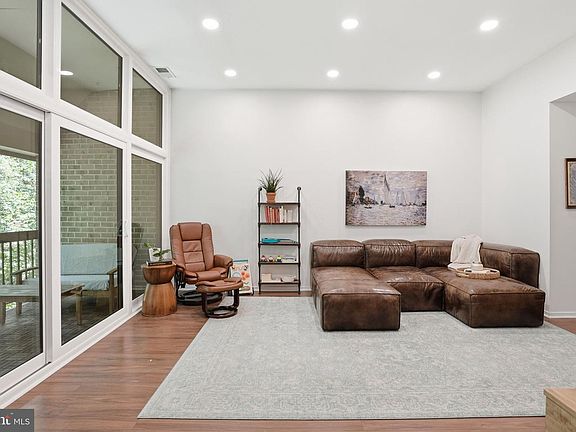 5th image of 1663 Parkcrest Cir