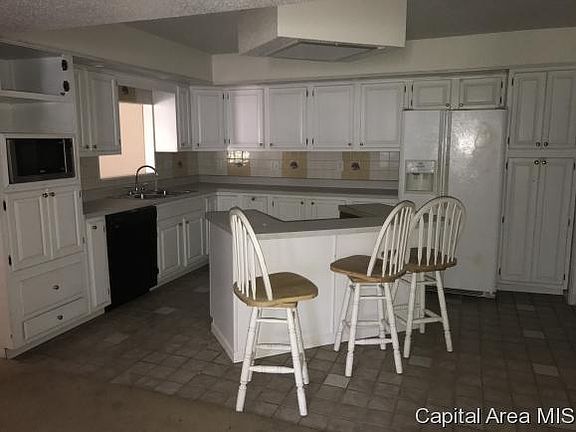 2nd image of 141 Lakecrest Ln