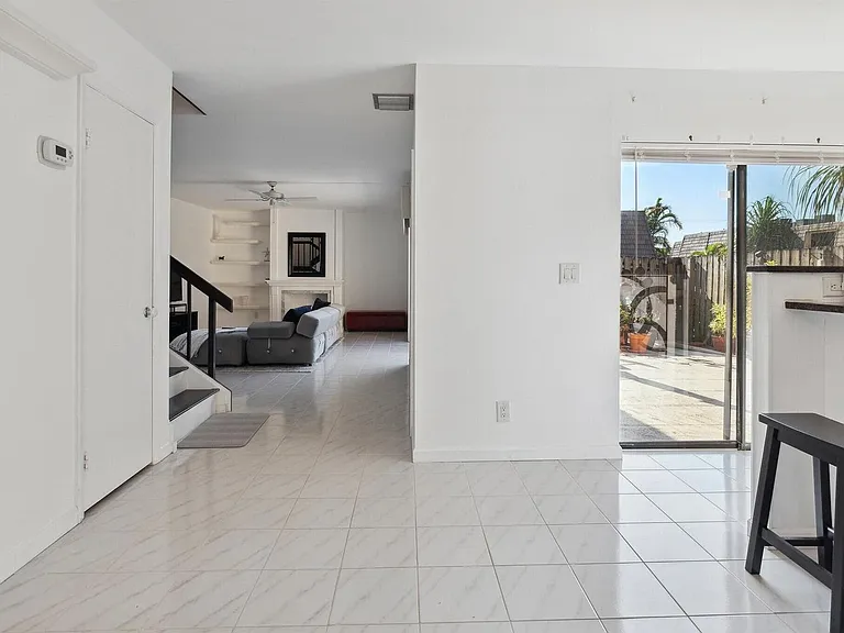 564 Springdale Cir — Photo 3
