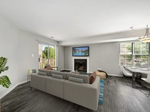 130 Crest Wood Ct APT 6, Schaumburg, IL 60195