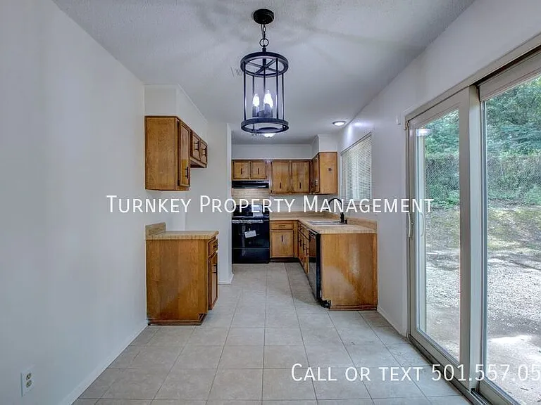 1910 Fair Oaks Dr — Photo 2