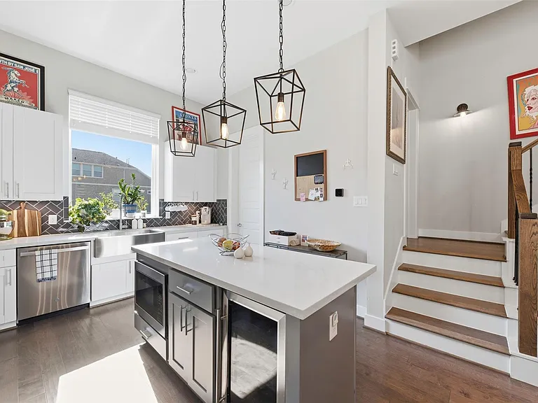 1116 W 15th 1/2 St #C — Photo 15