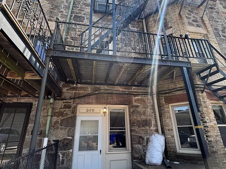 360 Tappan St #R — Photo 7