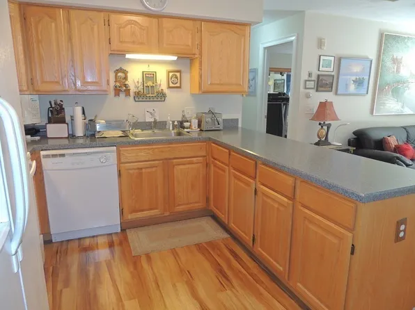 23 Green Leaves Dr Unit 130, Amherst, MA 01002