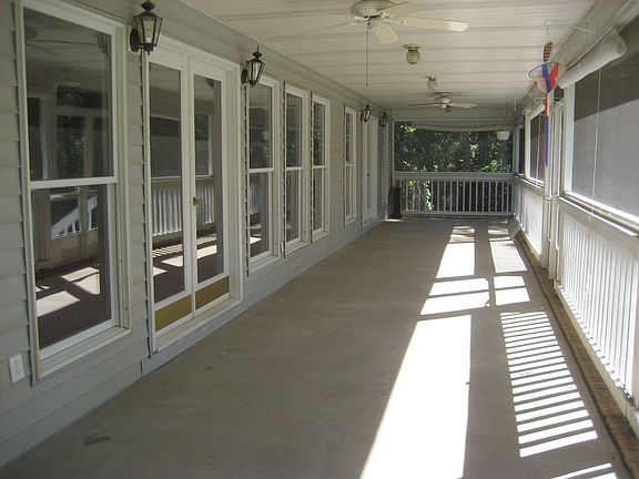 Spacious Screened backporch