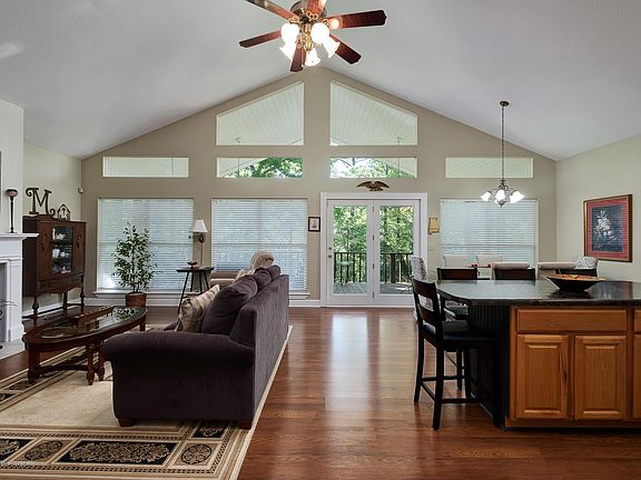 Image 4: Lakeside Windows