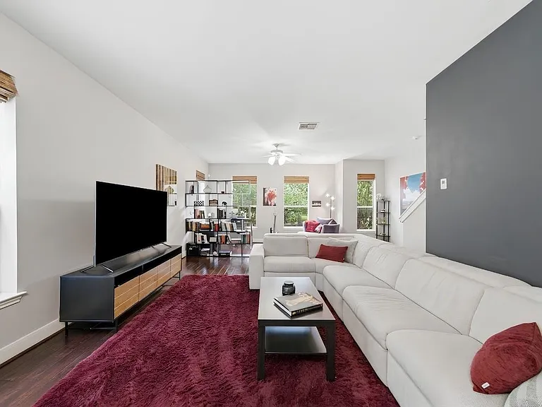 1716 Elgin St — Photo 17