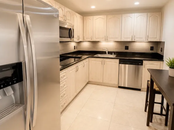 2500 Parkview Dr, Hallandale Beach, FL
