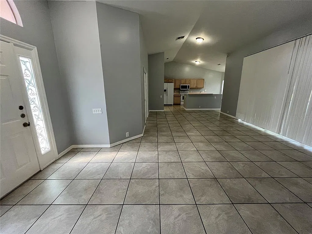 3 bed, 2.0 bath, 1577 sqft, $1,920 — Photo 2