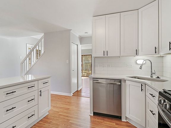 2nd image of 2658 College Hill Cir #124