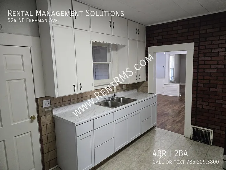 524 NE Freeman Ave — Photo 9