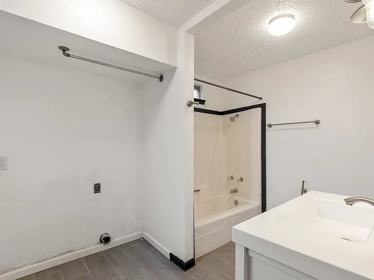 400 N River Oaks Dr — Photo 17
