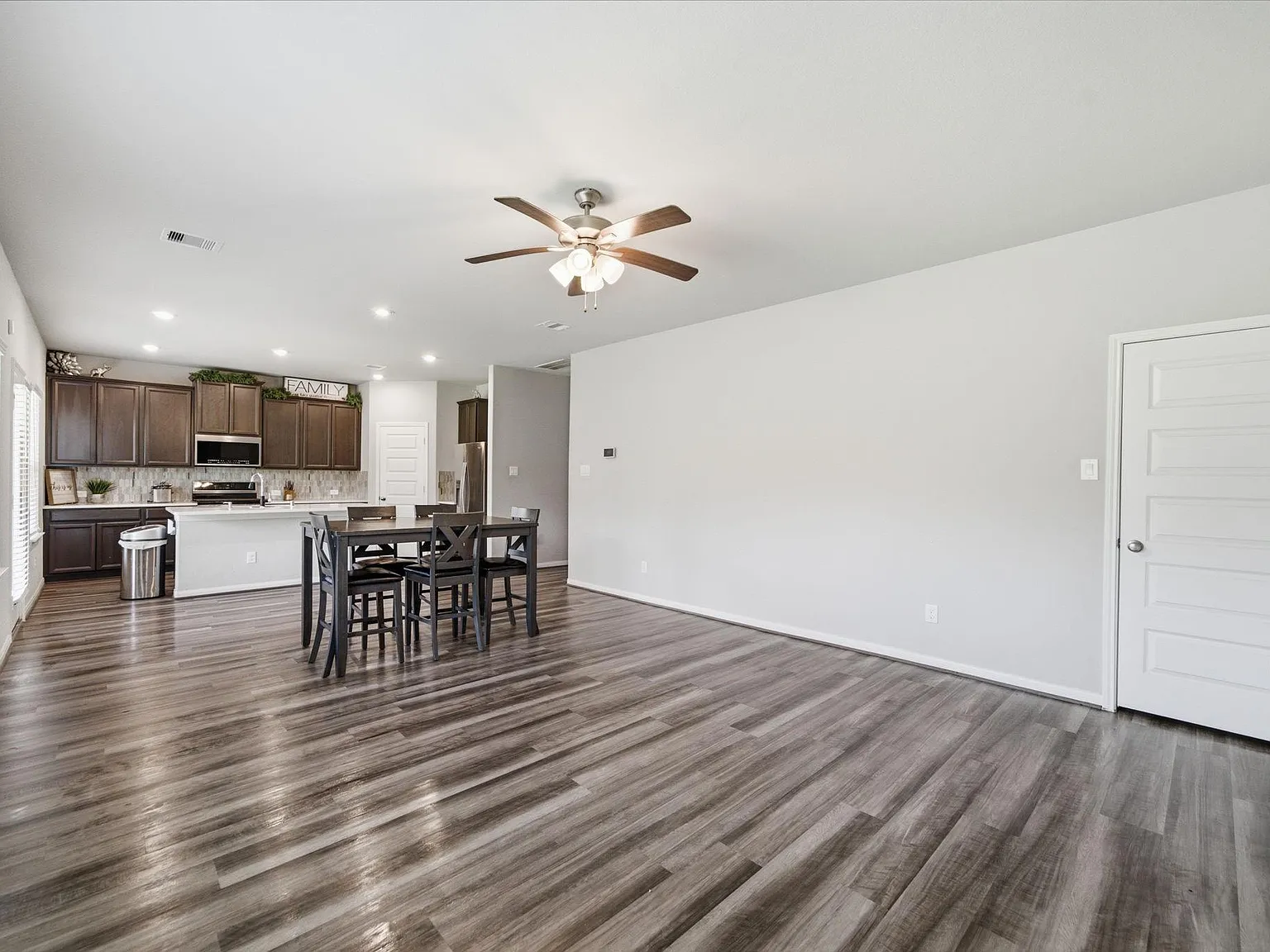 4 bed, 2.5 bath, 2364 sqft, $3,000 — Photo 1