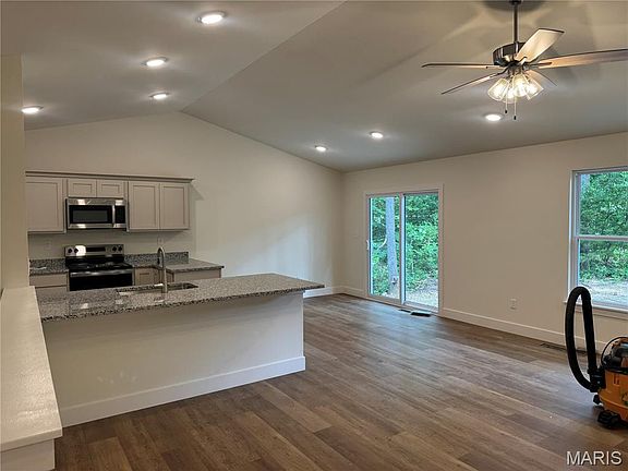 4th image of 31682 Dogwood Ln