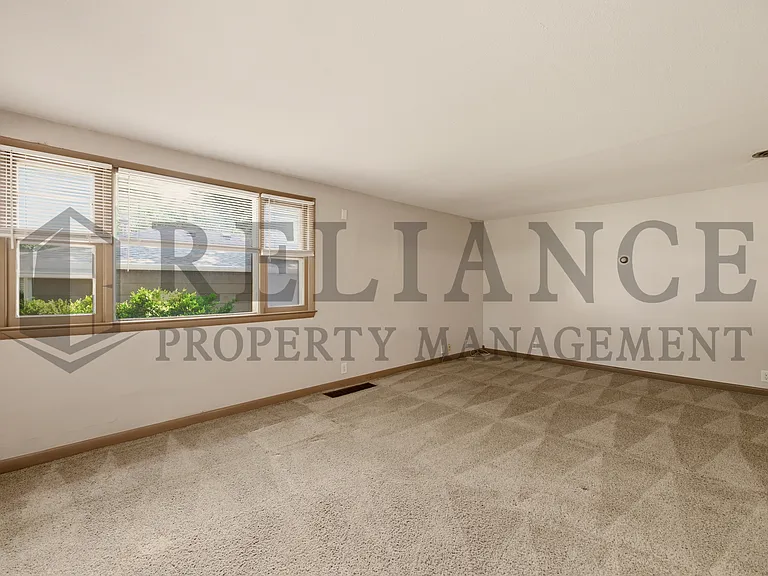 107 S Queen Ave — Photo 15