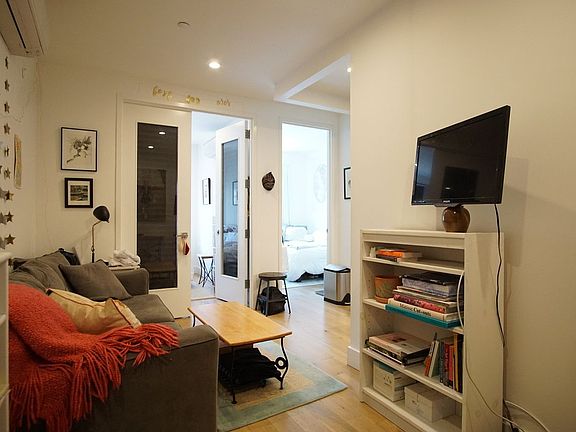 3rd image of 91 Montrose Ave APT 2R