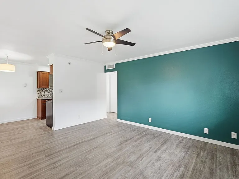 1 bed 1 bath with storage unit — Photo 10