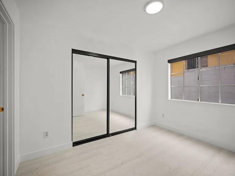 920 Everett St — Photo 28